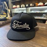 LA FAMILIA TRUCKER LETTERING BLACK